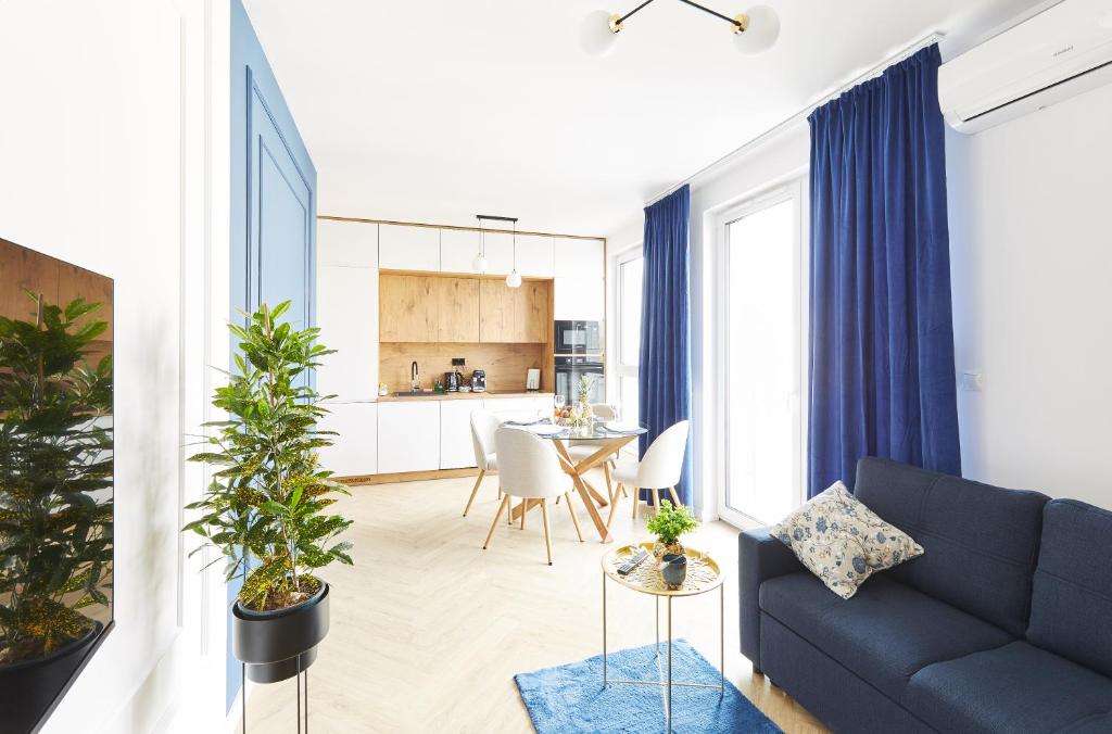 Kuchyň nebo kuchyňský kout v ubytování SkyTravel 77 Apartament Pileckiego Nowy Dwór Mazowiecki Airport Modlin 24H