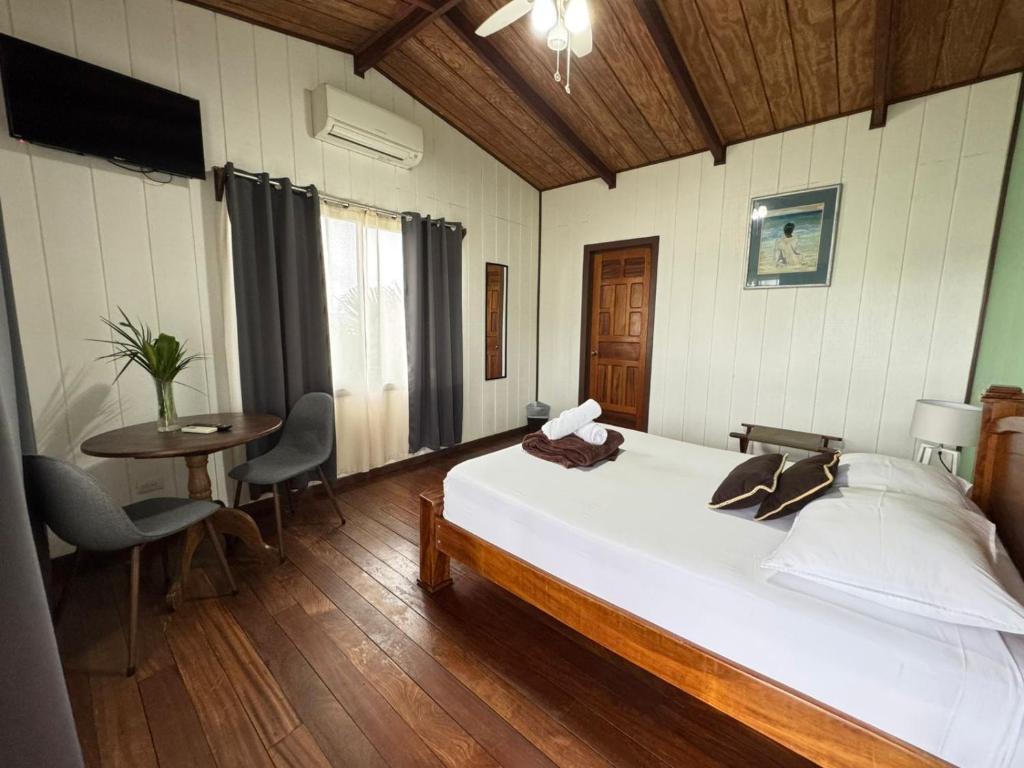 Habitación doble, Hotel Aurora Inn, Nuevo Arenal في نويفو أرينال: غرفة نوم بها سرير وطاولة وكراسي