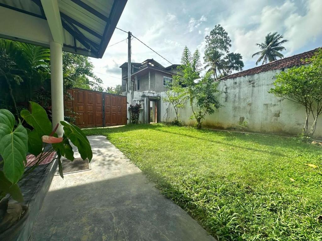 Aed väljaspool majutusasutust Noahs House