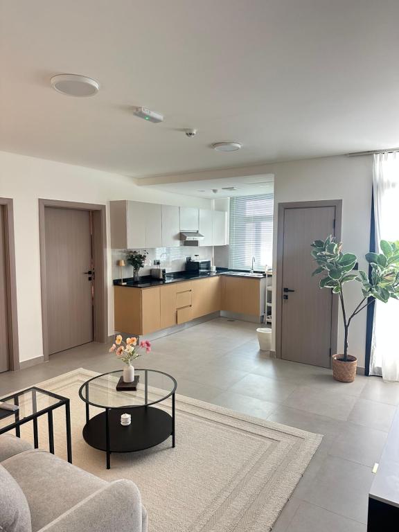 马斯喀特Al Azaiba apartment的客厅里有一张沙发和一张桌子。