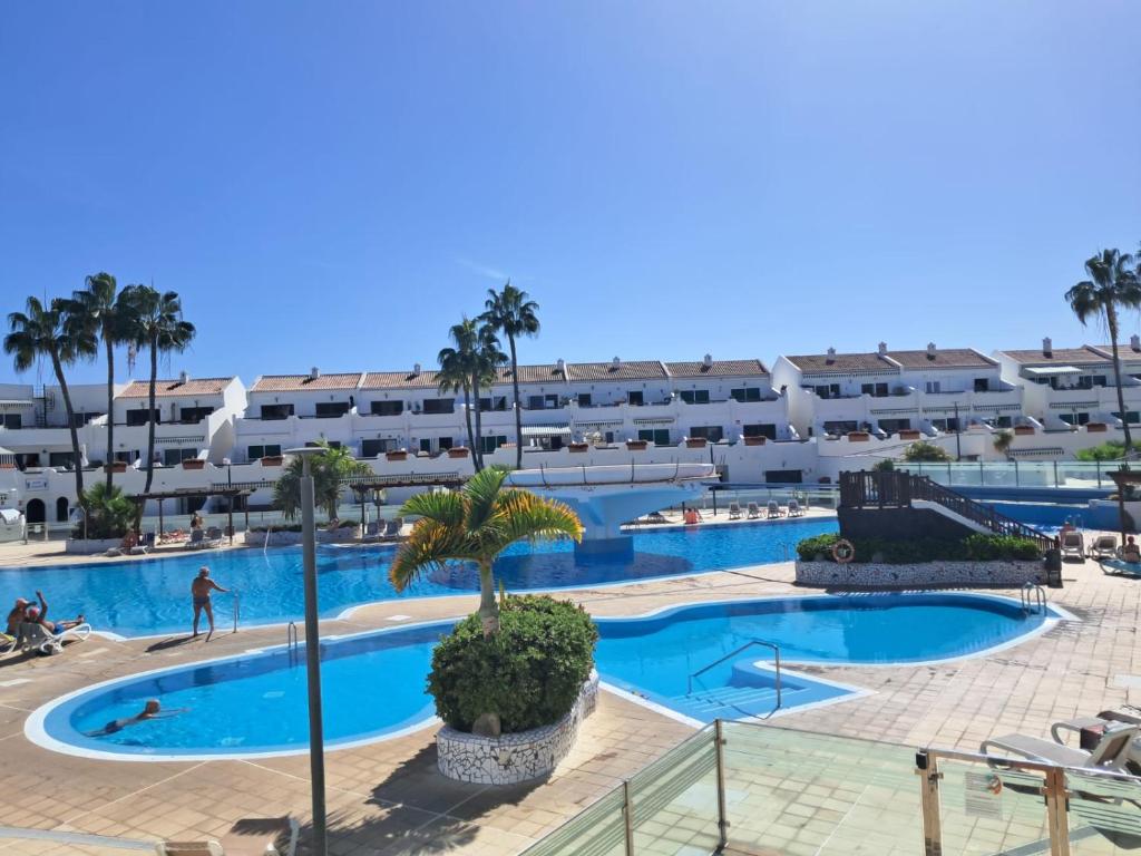 ein Blick auf den Pool im Resort in der Unterkunft Parque Don José 189 in Arona