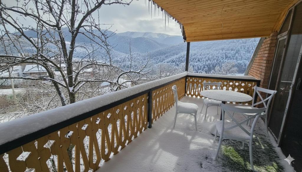 Cảnh núi rừng hoặc tầm nhìn ra núi từ căn hộ