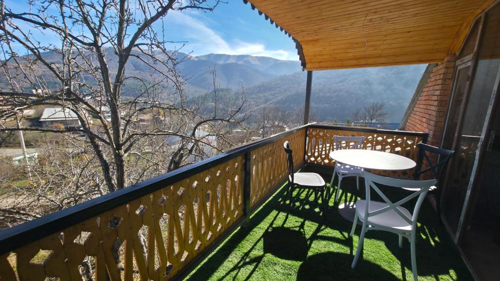 balkon ze stołem i krzesłami oraz widokiem w obiekcie Penthouse 2 , apartment with 2 bedrooms w mieście Dilidżan