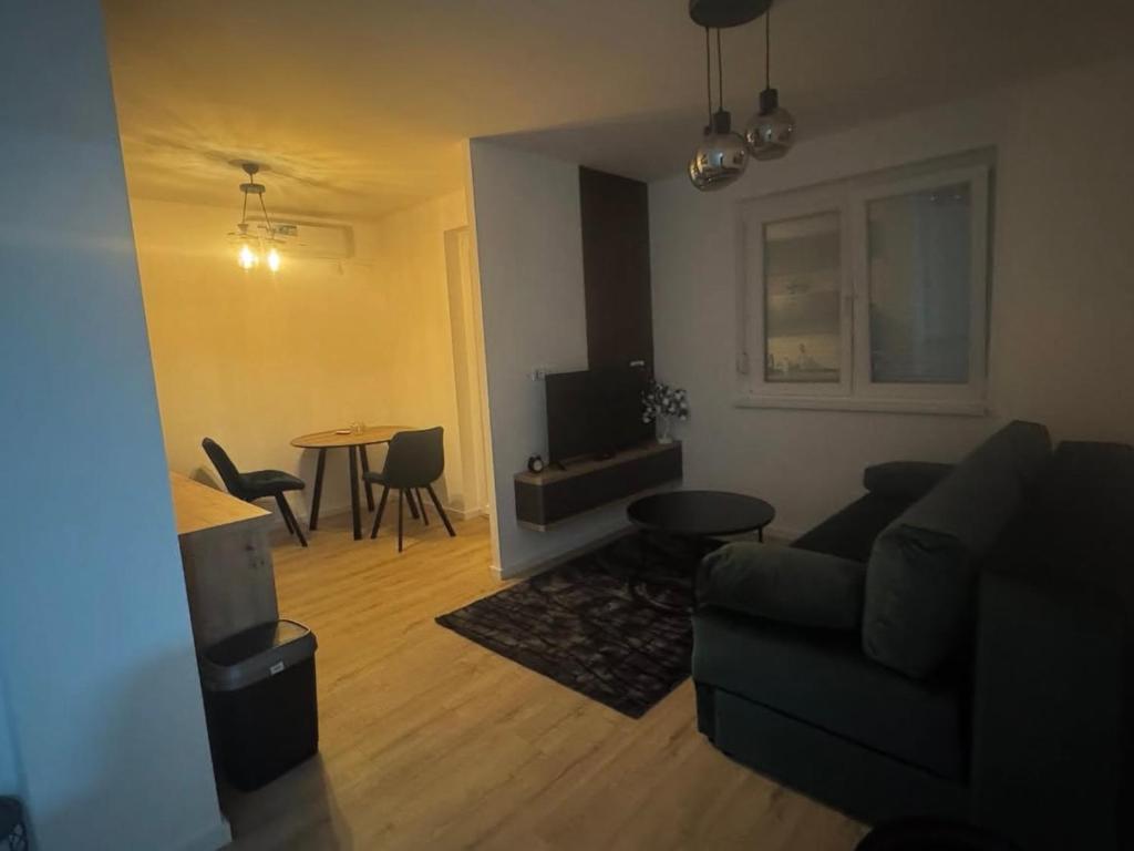 ein Wohnzimmer mit Sofa und Tisch in der Unterkunft Apartman Nina in Foča