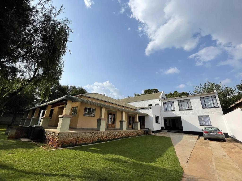 约翰内斯堡Bates Motel的前面有草坪的房子