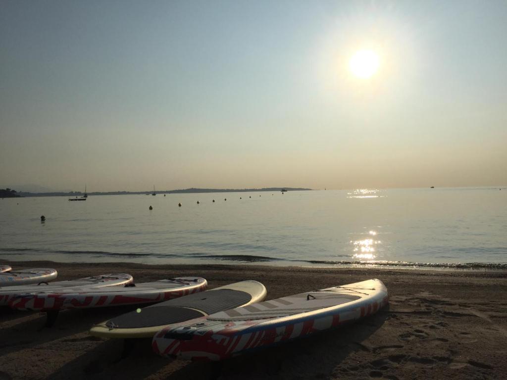 un grupo de kayaks alineados en la playa en Immeuble le St Honorat, en Cannes