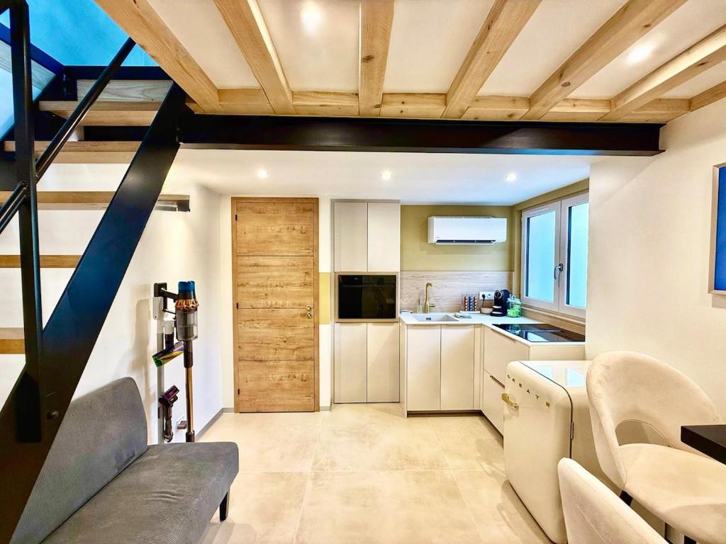 eine Küche mit einer Treppe in einem Haus in der Unterkunft Golden Prestige Serenity & Elegance in Chenôve