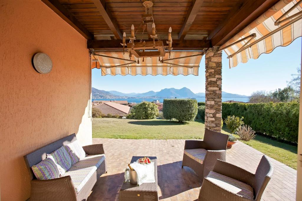 Nespecifikovaný výhled na hory nebo výhled na hory při pohledu z prázdninového domu