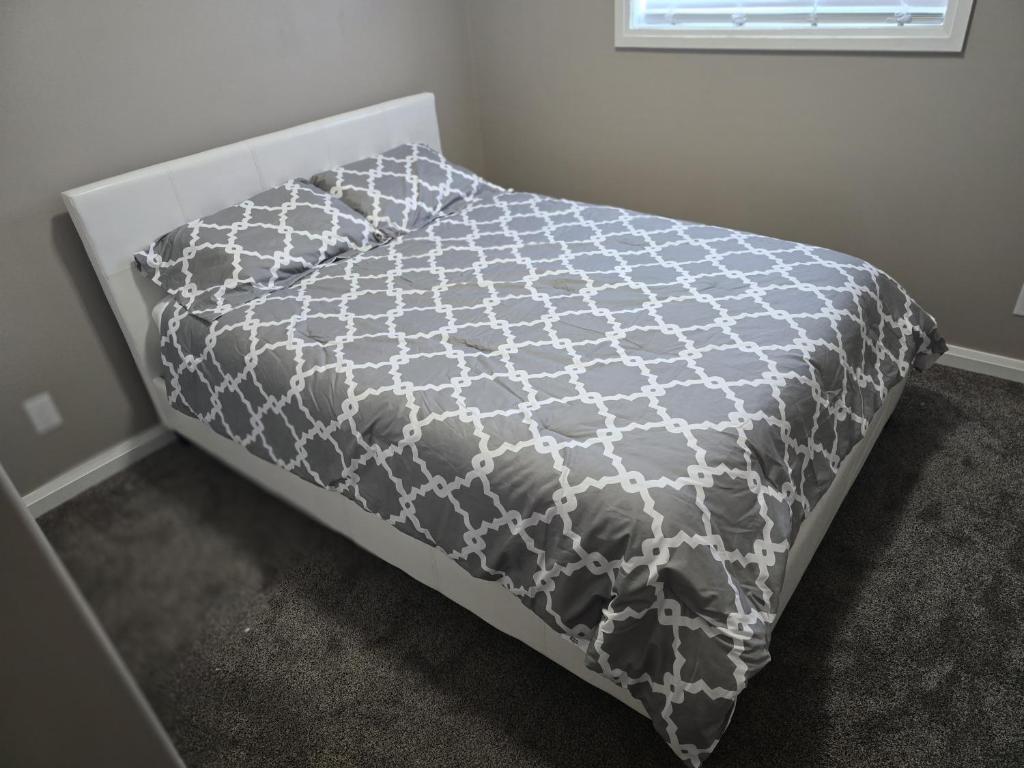 Ένα ή περισσότερα κρεβάτια σε δωμάτιο στο One Bedroom Basement Suite