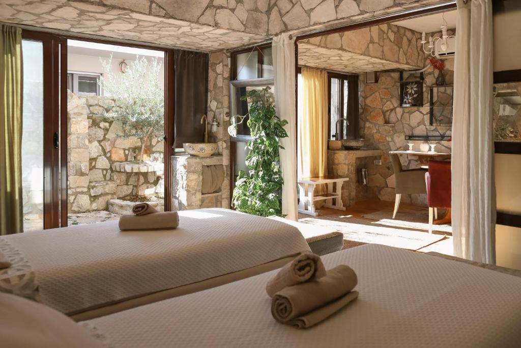 um quarto com uma cama e uma parede de pedra em Mahakala Center em Petrovac na Moru