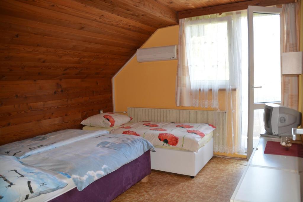 Łóżko lub łóżka w pokoju w obiekcie Areal Hradišek