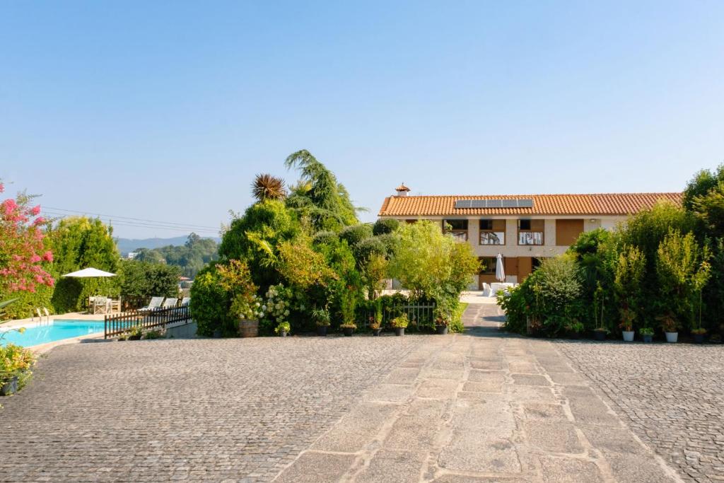 un resort con piscina e un edificio di Aldeia da Graça a Guimarães