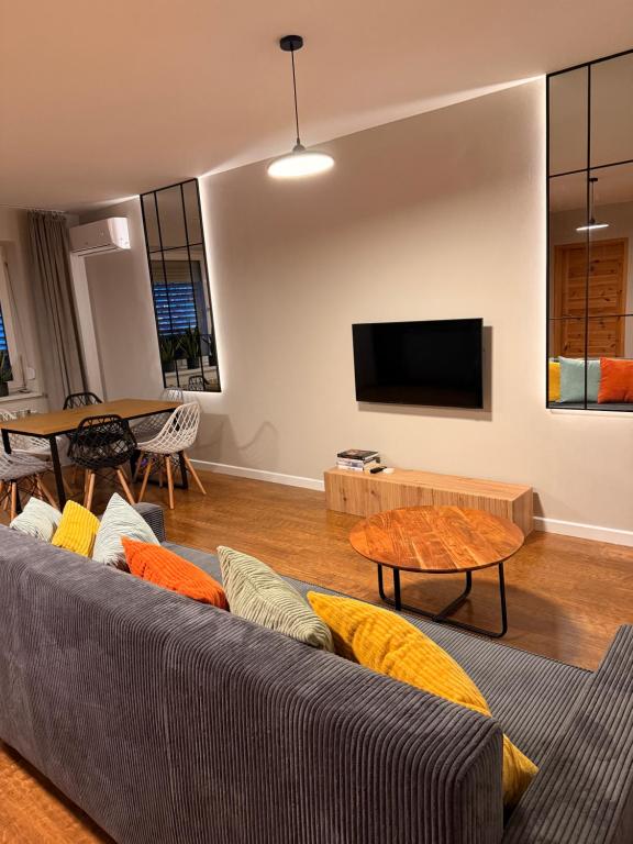 una sala de estar con un sofá y una mesa en Home4You, en Cracovia