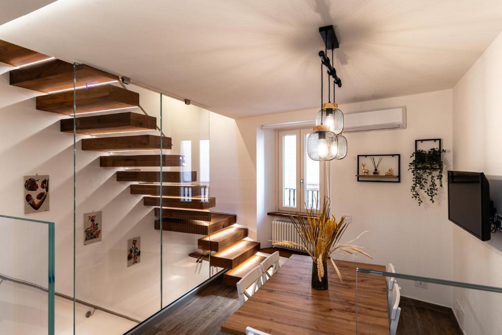 Una escalera en una sala de estar con una pared de vidrio. en L'Angolo della Torre, en Bevagna