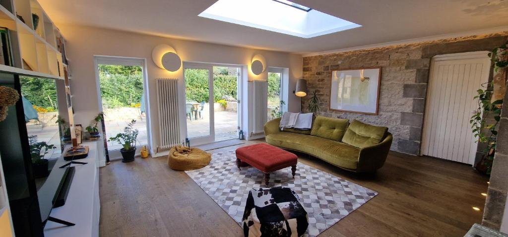 3 Bedroom Country Family Home near Masham في ماشام: غرفة معيشة مع أريكة وكرسي