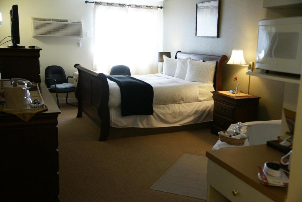 Postel nebo postele na pokoji v ubytování R&R Inn & Suites