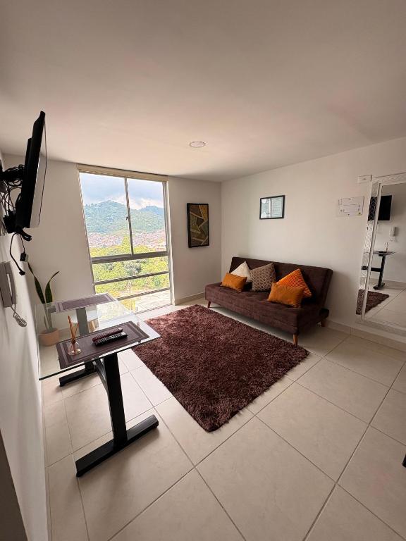 un soggiorno con un divano e un tavolo di Apartamento en Manizales a Manizales