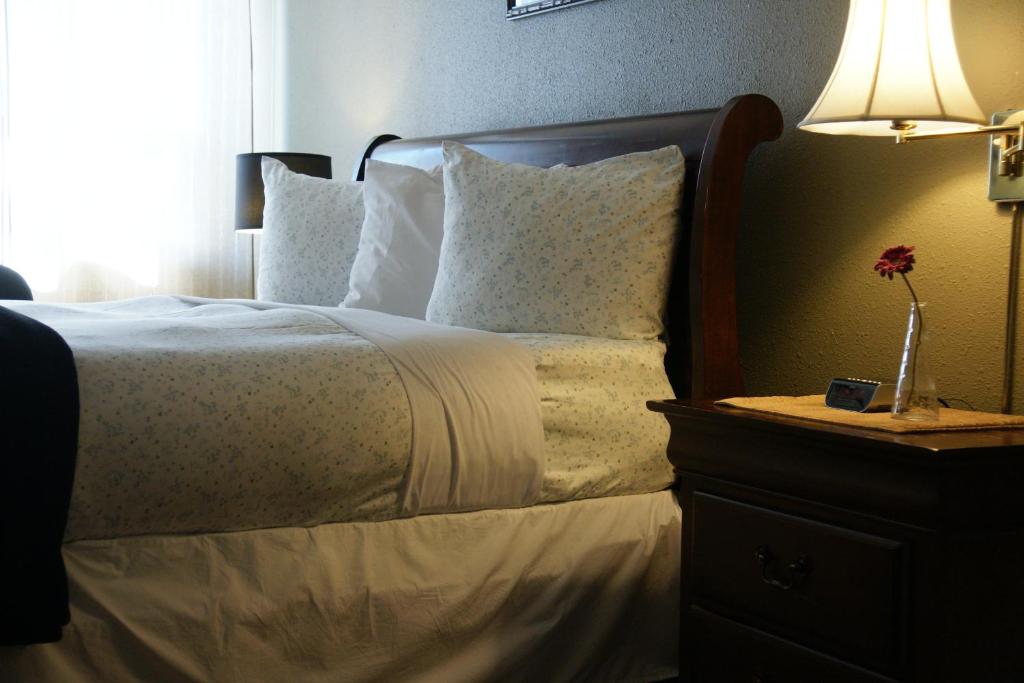Postel nebo postele na pokoji v ubytování R&R Inn & Suites