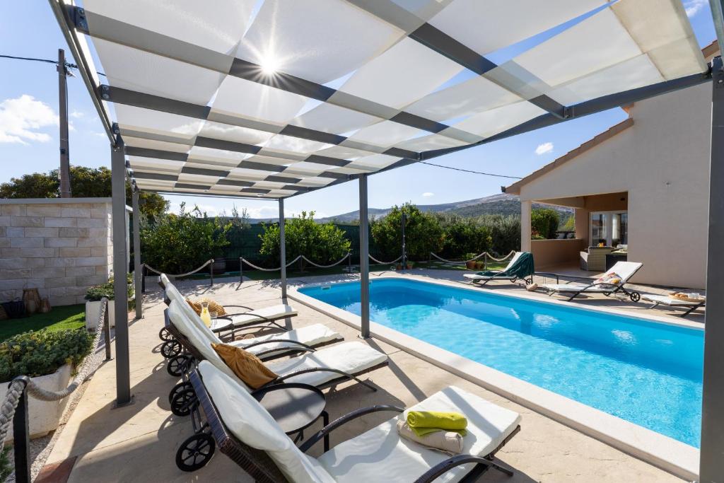 Piscina de la sau aproape de Beautiful Holiday Home "Villa Luka"