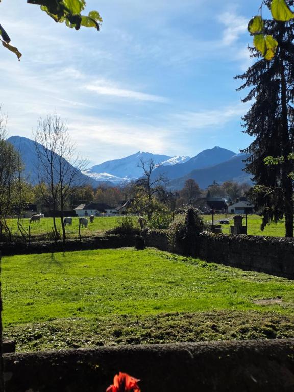 La Casa Mora Grande في Asson: اطلالة على ميدان فيه جبال في الخلفية