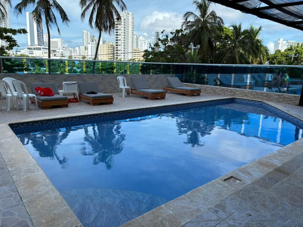 une piscine avec vue sur la ville dans l'établissement Lindo estudio con espectacular vista, à Carthagène des Indes