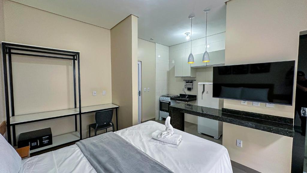 Piccola camera con letto e cucina. di Flat & Hotel Executive a Confresa