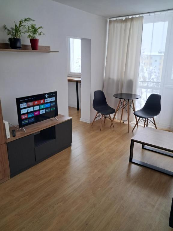 TV a/nebo společenská místnost v ubytování KAWALERKA 28M SALON Z KUCHNIĄ CENTRUM NOWY SĄCZ Faktura VAT