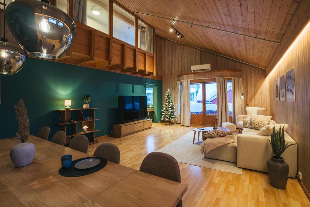 een woonkamer met een tafel en een bank bij Urban Arctic Living in Tromsø