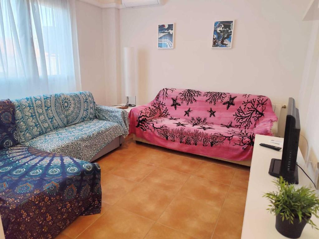 un salon avec un canapé et une chaise dans l'établissement Caudiel entre Sierras, à Caudiel