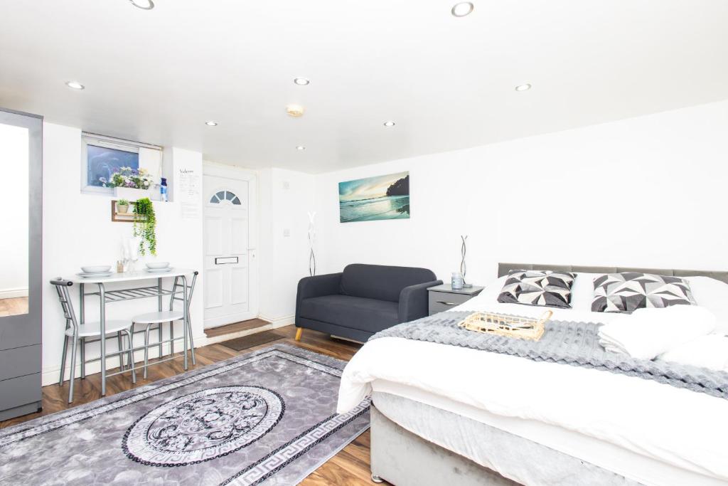 une chambre avec un lit, un bureau et une chaise dans l'établissement Cozy Studio Flat, 7mins from CENTRE, Parking, WiFi & Netflix, à Killingbeck