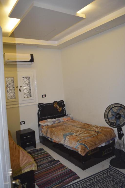 Un dormitorio con dos camas y un techo. en family home, en Siwa