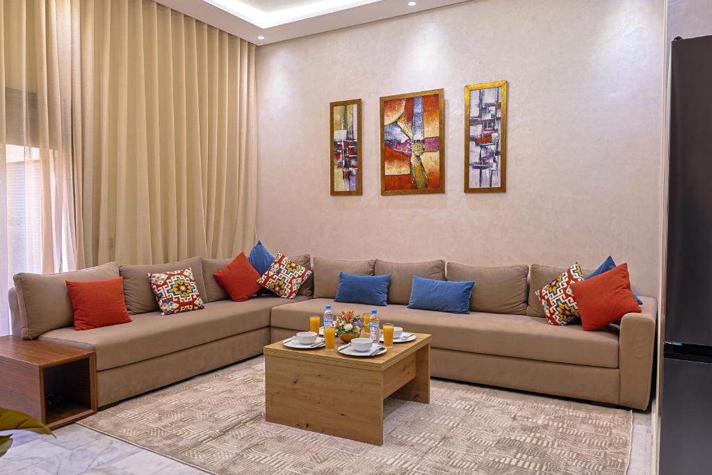 Posezení v ubytování Cozy Modern Studio Near Zenâta Beach