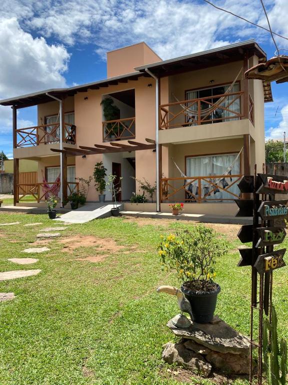戈亚斯州上帕莱索POUSADA ACONCHEGO CHAPADA的一栋房子前面有一块招牌