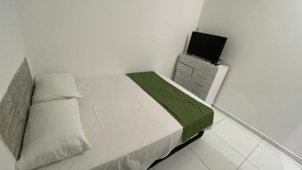 Μια τηλεόραση ή/και κέντρο ψυχαγωγίας στο Suíte Standard Privado