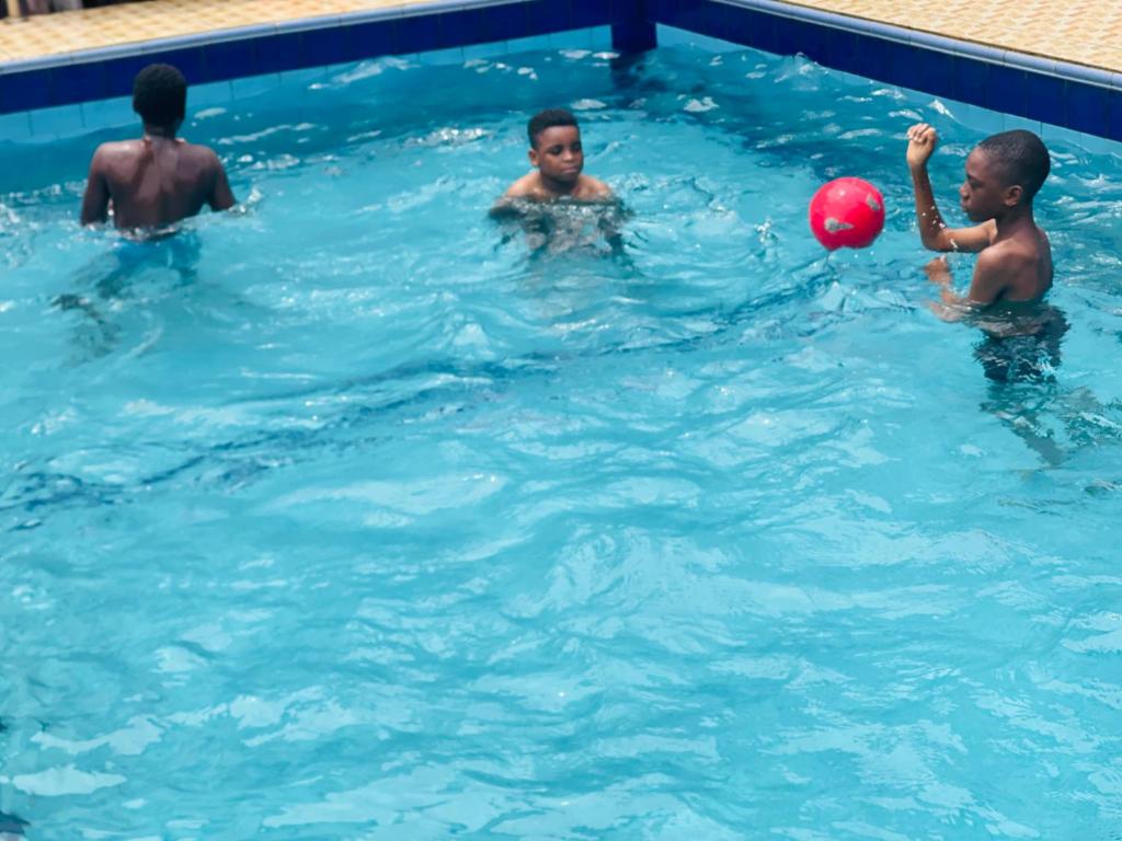 Bazén v ubytování Grandeals Place hotel nebo v jeho okolí