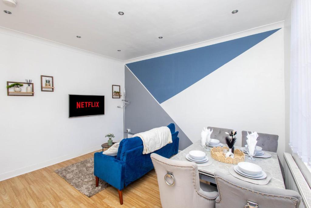 Χώρος καθιστικού στο Cliffton House, Sleeps 5, Parking,Netflix, WiFi, Only 6 min to City