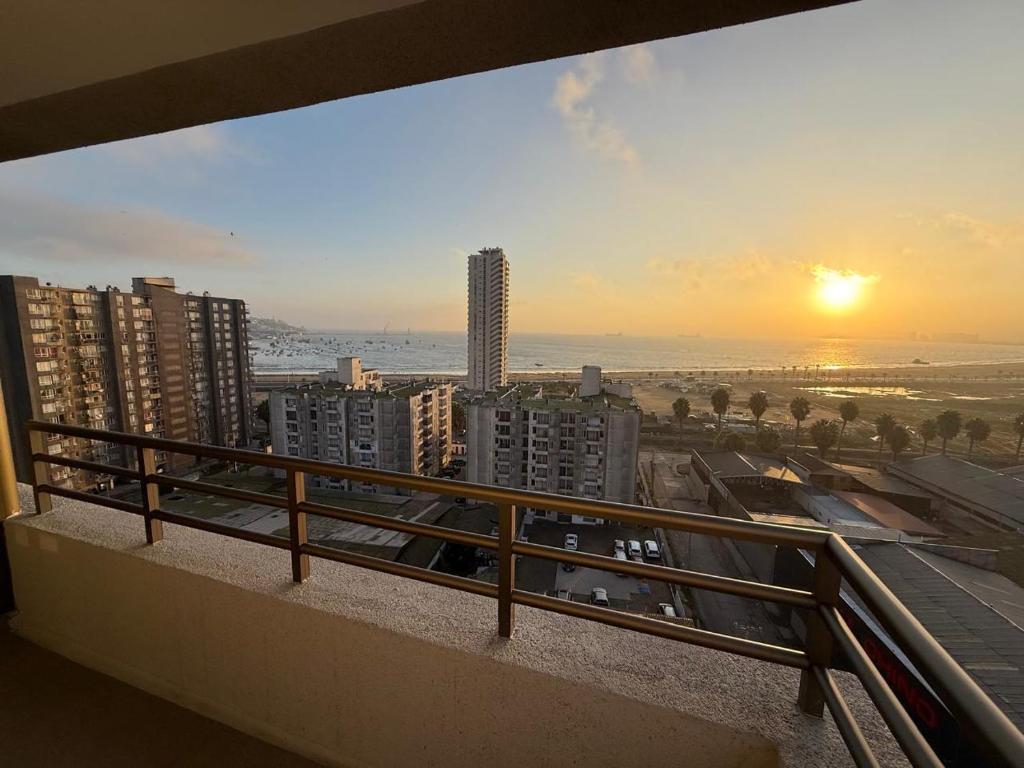 einen Balkon mit Blick auf den Strand und die Gebäude in der Unterkunft alojamiento en coquimbo in Coquimbo