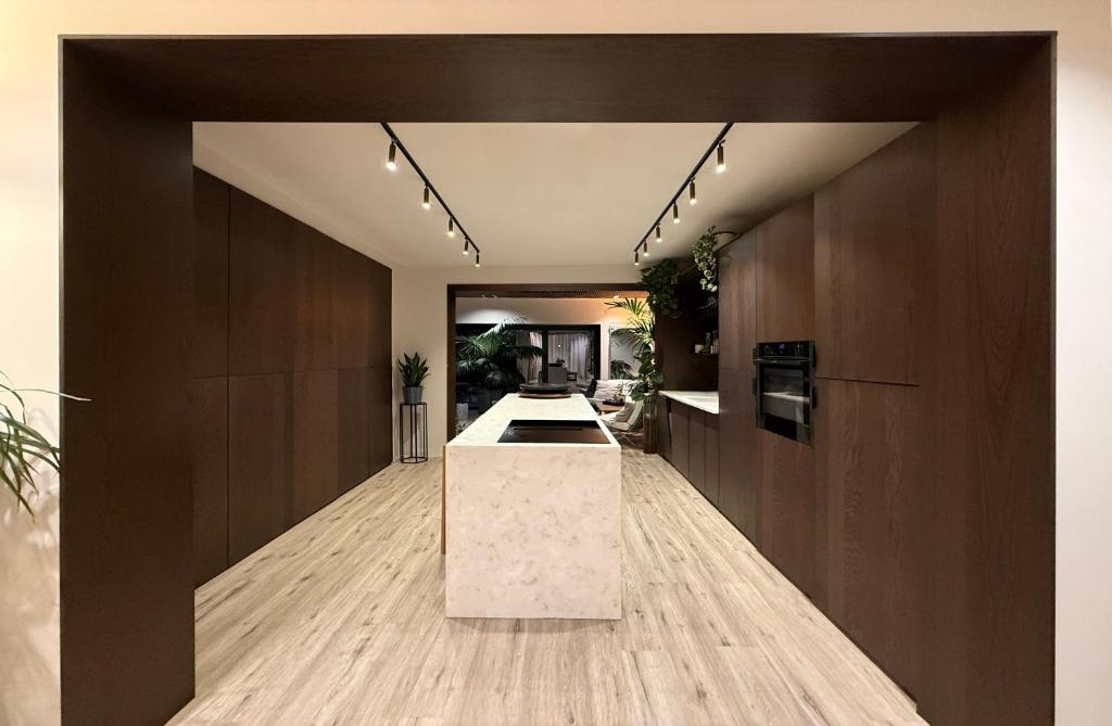 une cuisine avec des armoires en bois et un comptoir blanc dans l'établissement High Tree - Macclesfield - Near AZ, Rail & Peaks, à Macclesfield