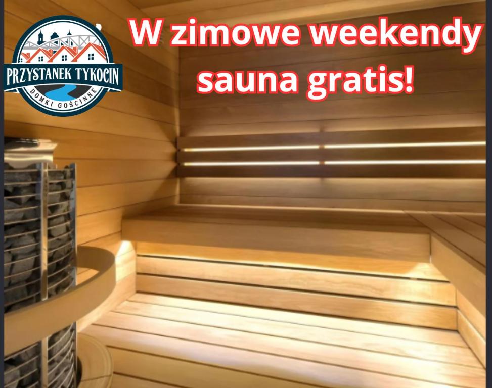 a sauna with a sign that reads ayuna gratis at Przystanek Tykocin - domki gościnne w sercu Podlasia in Tykocin
