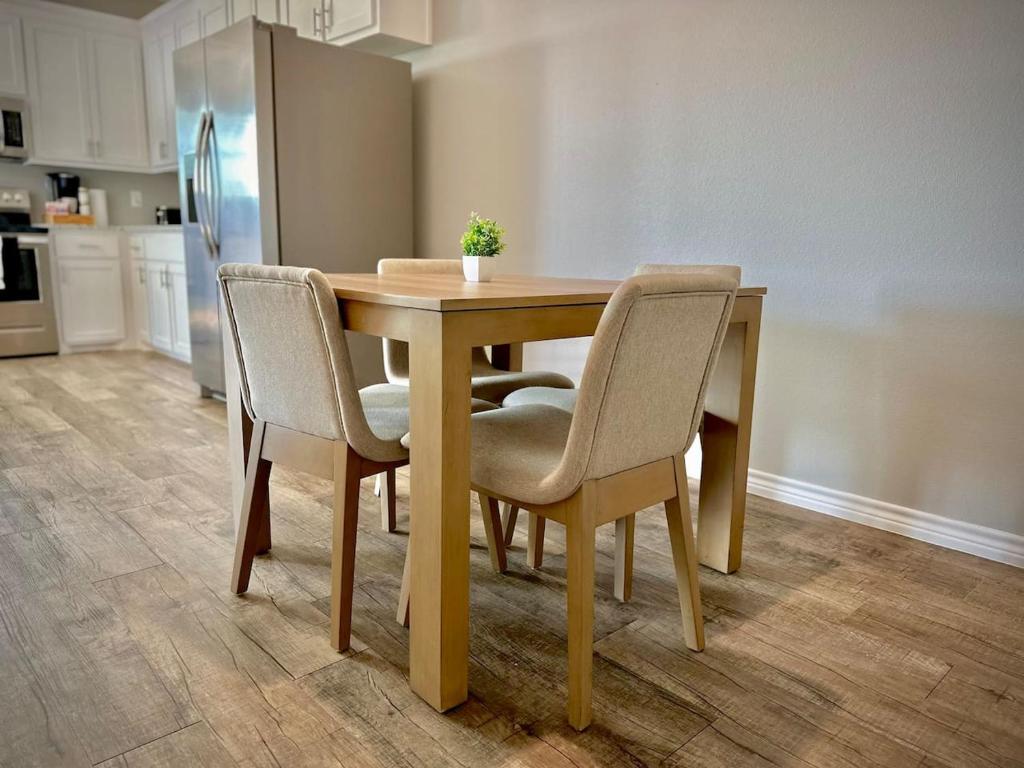 杜兰特A plus for workers family byChoctaw LongStayDiscount的厨房里配有餐桌和椅子