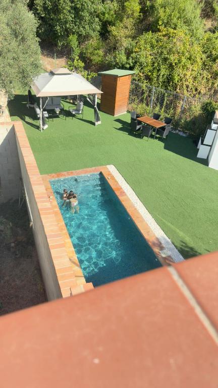 a person is swimming in a swimming pool at Villa el manantial in El Bosque