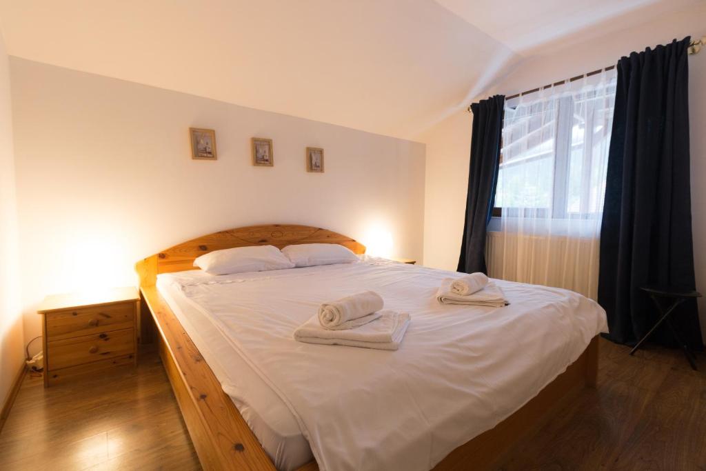 En eller flere senge i et værelse på Amber`s Vila