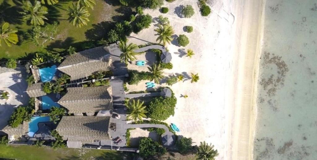 una vista aérea de un complejo turístico junto a la playa en Aitutaki Escape, en Arutanga