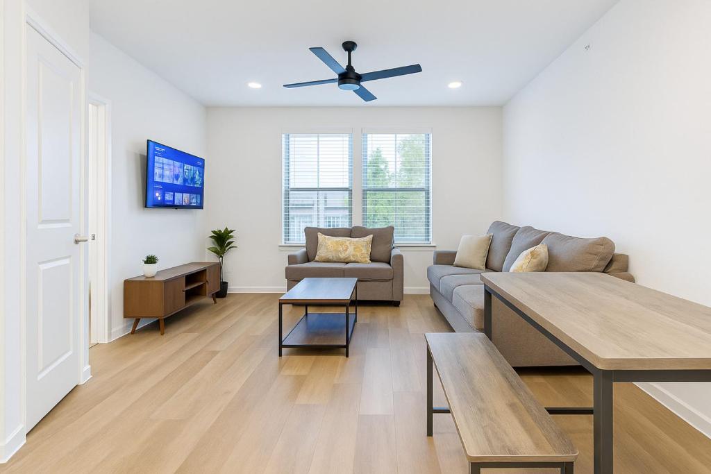 un salon avec un canapé et un ventilateur de plafond dans l'établissement Cozy & Chic - Worker Friendly, à Sherman