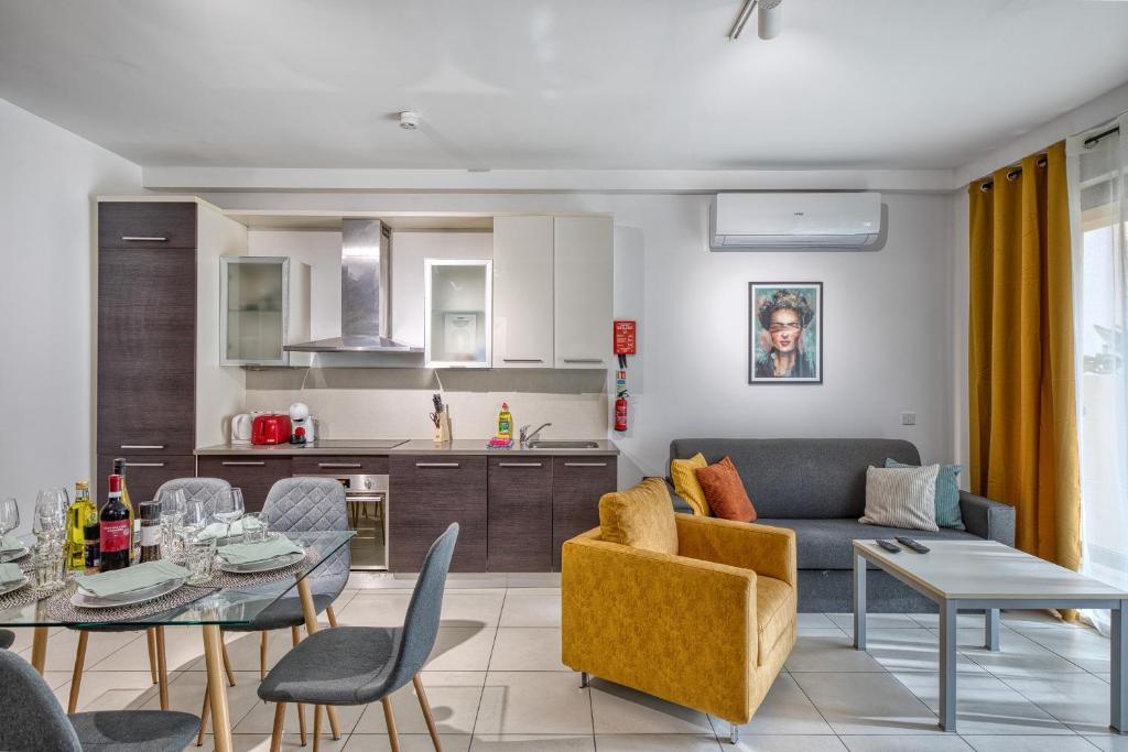 Posezení v ubytování Spacious 2 bedroom apartment in Spinola Bay CGRE1