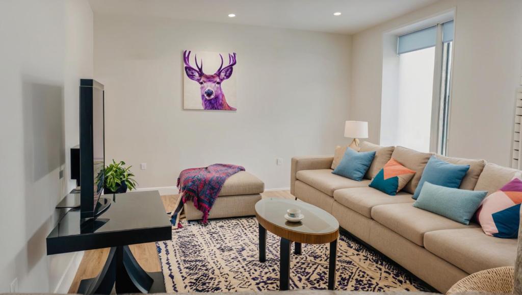 ロサンゼルスにあるModern Boutique Living in Culver Cityのリビングルーム(ソファ付)