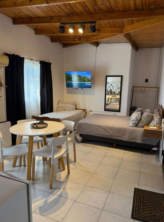 a bedroom with a bed and a table and a table and chairs at Merlo ink3 in Merlo