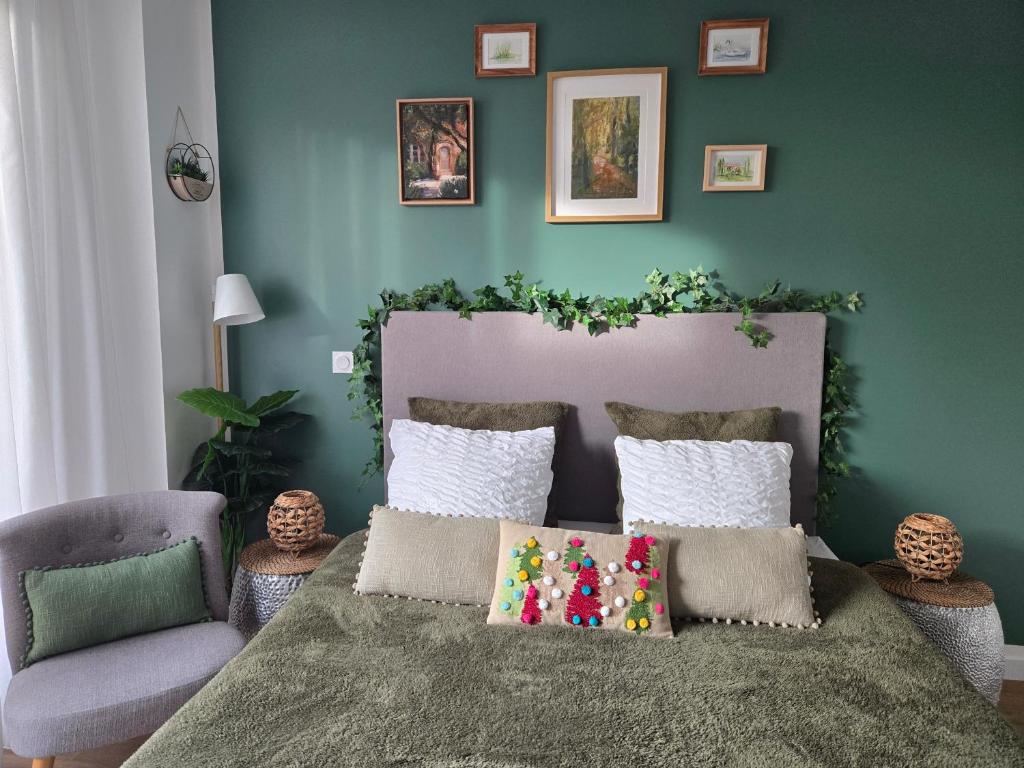 Ένα ή περισσότερα κρεβάτια σε δωμάτιο στο Studio Le Paradis Vert Aix-en-Provence, parking, piscine