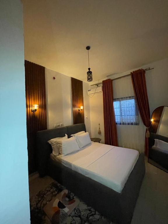 un dormitorio con una cama grande en una habitación en JAMARI Home, en Bonabéri