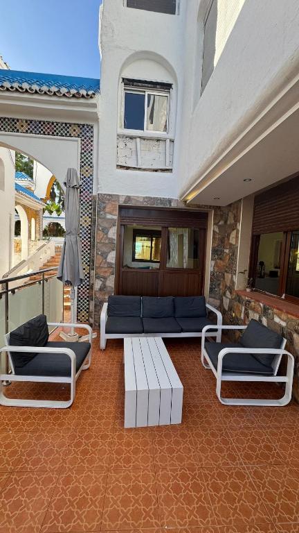 Khu vực ghế ngồi tại Luxury apartment with sea view - Al Amine residence